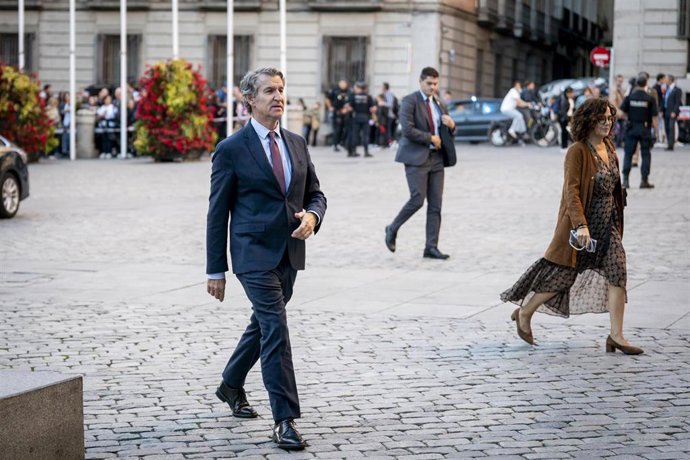 El presidente del Partido Popular, Alberto Núñez Feijóo, a su llegada al ingreso del ex jefe de la Casa de Su Majestad el Rey Jaime Alfonsín Alfonso como académico de número, en la Real Academia de Ciencias Morales y Políticas, a 27 de octubre de 2025, en