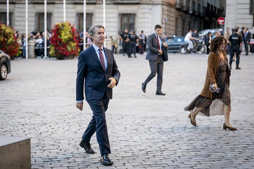 El presidente del Partido Popular, Alberto Núñez Feijóo, a su llegada al ingreso del ex jefe de la Casa de Su Majestad el Rey Jaime Alfonsín Alfonso como académico de número, en la Real Academia de Ciencias Morales y Políticas, a 27 de octubre de 2025, 