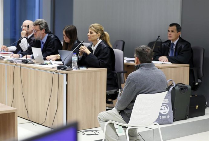 El hombre acusado de matar a su mujer durante la primera jornada del juicio, en la Audiencia Provincial de Logroño, a 20 de octubre de 2025, en Logroño, La Rioja (España).