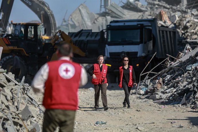 Personal del Comité Internacional de la Cruz Roja (CICR) durante las labores de búsqueda de los restos de rehenes israelíes en la ciudad de Gaza, en el norte de la Franja de Gaza (archivo)