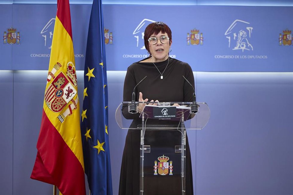La diputada del grupo parlamentario Mixto, Águeda Micó, ofrece una rueda de prensa en el Congreso de los Diputados, a 21 de octubre de 2025, en Madrid (España).