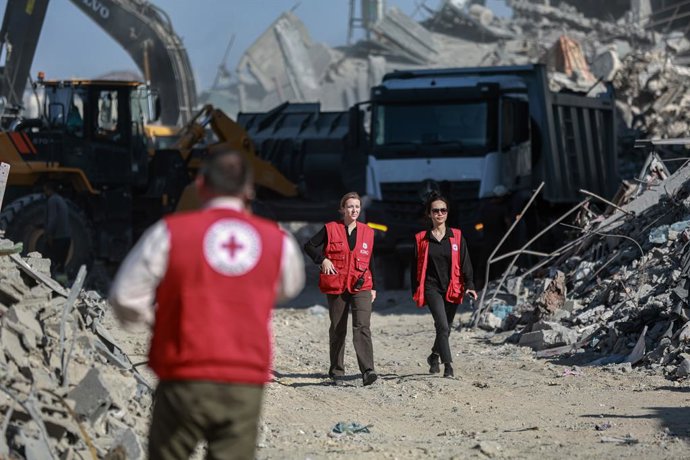 Funcionários do Comitê Internacional da Cruz Vermelha (CICV) procuram os restos mortais de reféns israelenses na Cidade de Gaza, no norte da Faixa de Gaza (arquivo).