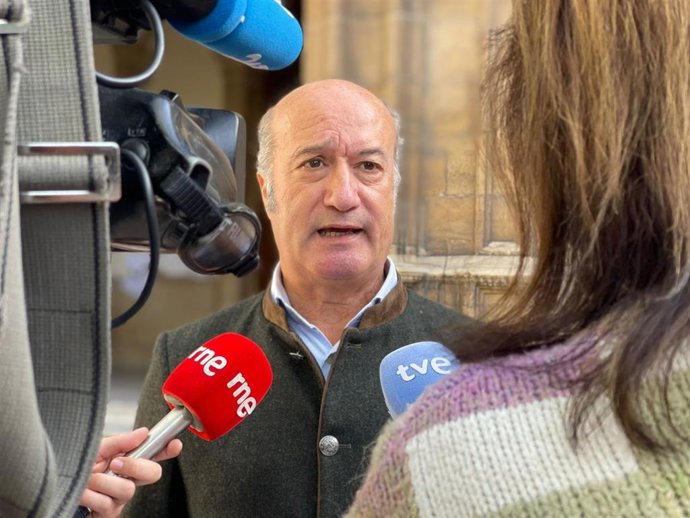 El diputado del PP de Asturias, Luis Venta, atiende a los medios a la salida del Tribunal Superior de Justicia de Asturias (TSJA).