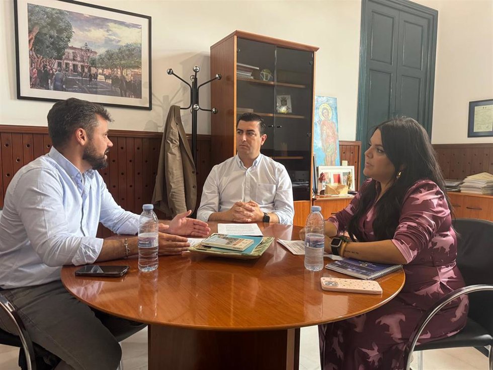 El alcalde de Níjar (Almería), José Francisco Garrido (PP), junto con la concejal de Seguridad y parlamentaria andaluza, Mónica Morales, y el parlamentario y portavoz de Presidencia del Grupo Popular en el Parlamento, José Ricardo García.