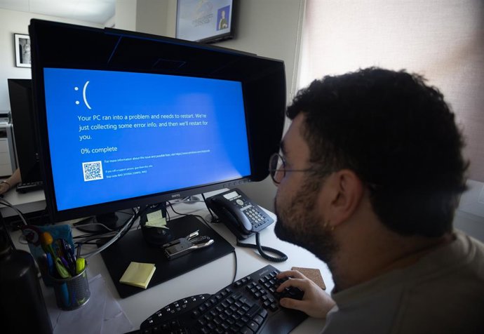 Archivo - Un trabajador de oficina frente al problema de actualización de Crowdstrike, a 19 de julio de 2024, en Madrid (España). Un problema de actualización de la empresa de seguridad cibernética Crowdstrike provoca la caída de Microsoft, Aena y otras e
