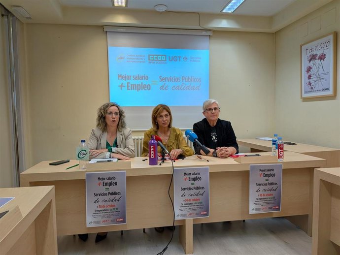 La coordinadora del Área Pública CCOO en Castilla-La Mancha, Carmen Juste; la secretaria general de UGT Servicios Públicos, Carmen Campoy; y la secretaria general de Acción Sindical CSIF, Marisa García.