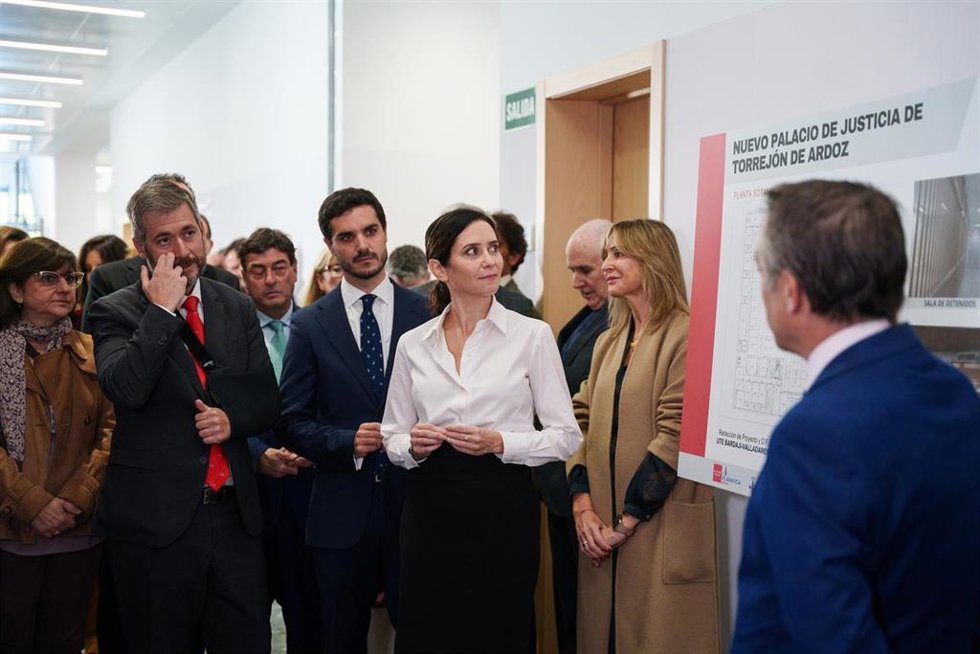 La presidenta de la Comunidad de Madrid, Isabel Díaz Ayuso, acompañada por el c onsejero de Presidencia, Justicia y Administración Local, Miguel Ángel García Martín, inaugura el Palacio de Justicia de Torrejón de Ardoz