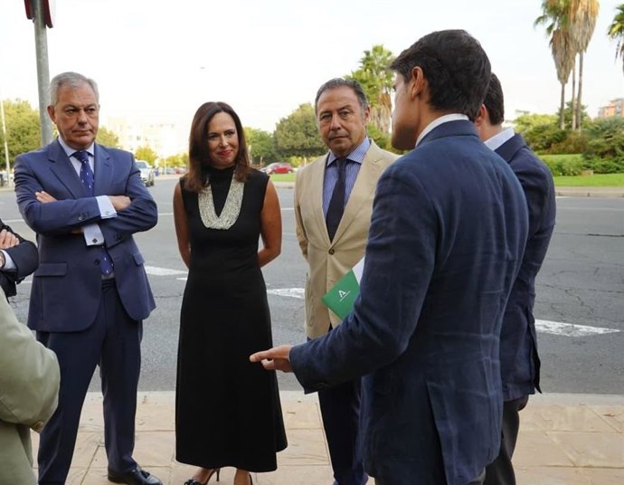 El presidente del PP provincial, Ricardo Sánchez, junto al alcalde de Sevilla, José Luis Sanz.