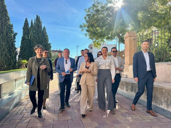La consejera Carmen Conesa, con los representantes municipales, en los aledaños de la Capilla de la Virgen de las Angustias de Yecla, donde se ha celebrado el acto