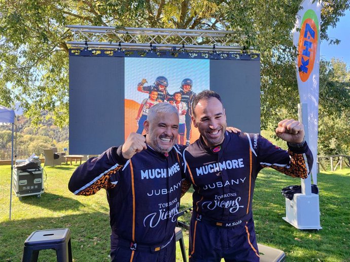 El cocinero y piloto Nandu Jubany (izquierda) junto a su copiloto Marc Solà presentan su proyecto para el Dakar 2026, en la finca El Masnou de Viladrau