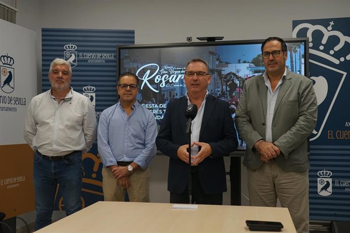 El alcalde de El Cuervo, José Manuel Oliva, acompañado del delegado de Fiestas de la localidad, Silvestre Castells, y miembros de la Hermandad del Rosario; comparecen para celebrar la designación de la Romería del Rosario.