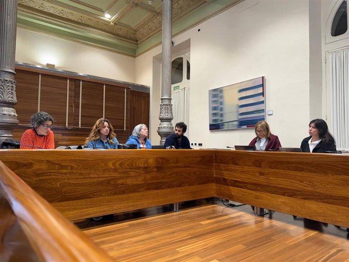 La diputada del Grupo Mixto, Covadonga Tomé, durante la reunión con representantes del comité de empresa de la Universidad de Oviedo en la Junta General.