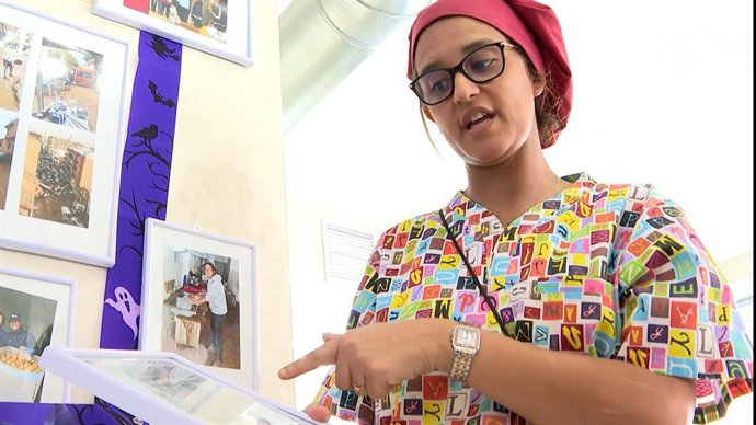 A confeiteira Nawal Sabrí, que administra a padaria Cafetería Orba, com 35 anos de história, localizada no Parque Alcosa, em Alfafar (Valência), mostra fotografias de como a dana afetou as instalações.