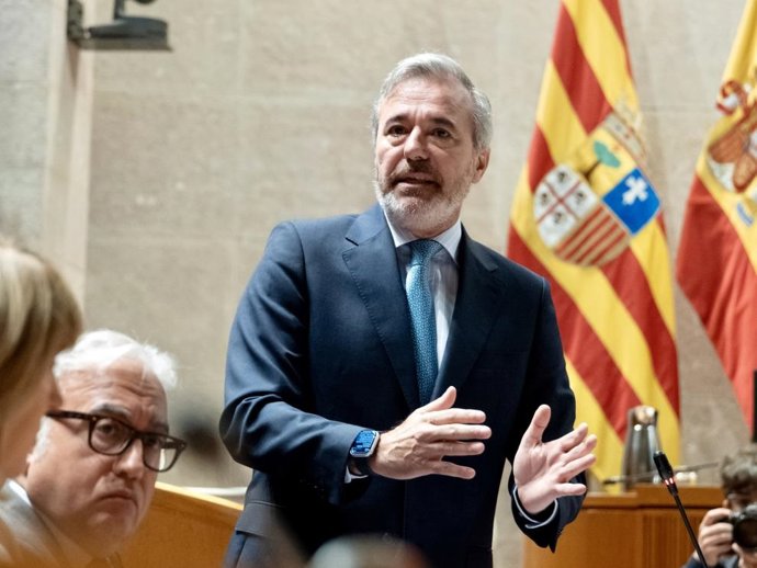 El presidente del Gobierno de Aragón, Jorge Azcón, en una sesión plenaria de las Cortes autonómicas.