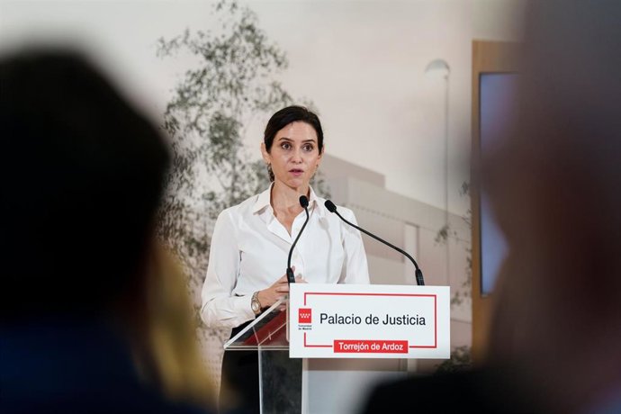 La presidenta de la Comunidad de Madrid, Isabel Díaz Ayuso, inaugura el Palacio de Justicia de Torrejón de Ardoz, a 28 de octubre de 2025, en Torrejón de Ardoz, Madrid (España). 