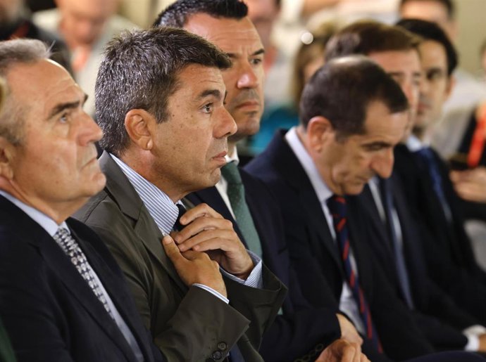 El 'president' de la Generalitat, Carlos Mazón, durante el acto de la firma del convenio entre la Generalitat, la Diputació de València y la Federación Valenciana de Municipios y Provincias (FVMP) para agilizar la puesta en marcha del Plan Endavant