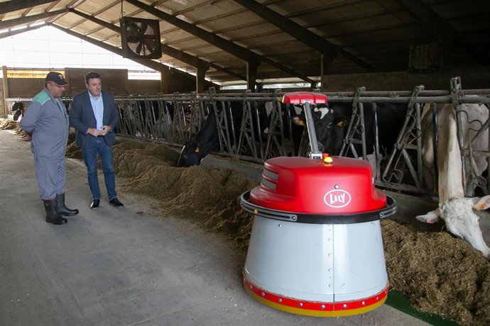 El presidente de la Diputación de A Coruña, Valentín González Formoso, visita una granja en Vilasantar