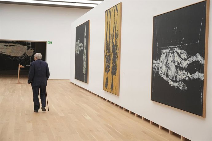 Una persona visita la exposición "Georg Baselitz. Pinturas 2014-2025. Algo en todo", antes de reabrir sus puertas al público,  tras una profunda rehabilitación