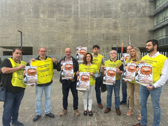 Los sindicatos docentes leen un comunicado conjunto en el que anuncian una nueva jornada de huelga junto a la consejería de Educación.