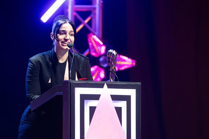 Archivo - La cantante María Arnal recibe el premio a mejor música original durante la entrega de los XVII Premis Gaudí de cine, en el Centro de Convenciones Internacional de Barcelona (CCIB), a 18 de enero de 2025