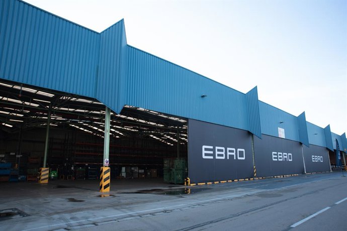 Archivo - Façana de la planta de producció d'Ebro de la Zona Franca