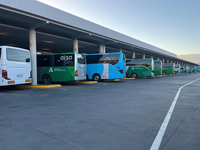 Archivo - Autobuses estacionados en los andenes de la Estación de Autobuses de Granada.