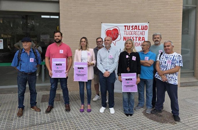 El candidato de IU a la Junta de Andalucía, Ernesto Alba la concejala de IU en el Ayuntamiento, Ana Belén Ordóñez, y la responsable del Área Interna de IU Málaga, Victoria Morales, ofrecen una rueda de prensa en Alhaurín el Grande.