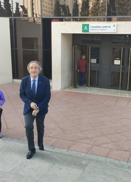 El delegado de Salud y Consumo de la Junta en Granada, Indalecio Sánchez-Montesinos, a la salida de los juzgados de Granada este martes en la mañana