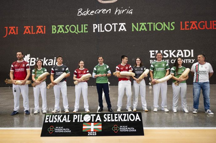 Archivo - Imanol Pradales Euskal Selekzioko kideekin