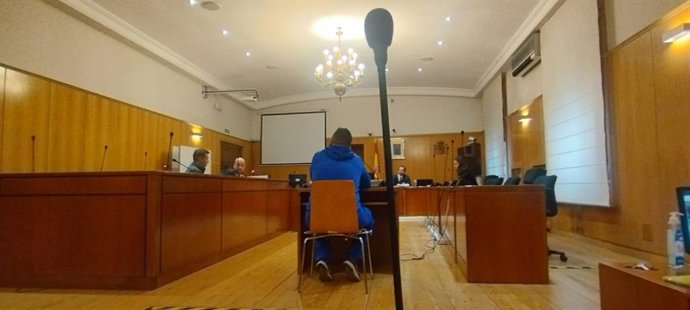 En el banquillo, a la izquierda, el acusado de proferir insultos racistas contra una camarera y su letrado defensor.