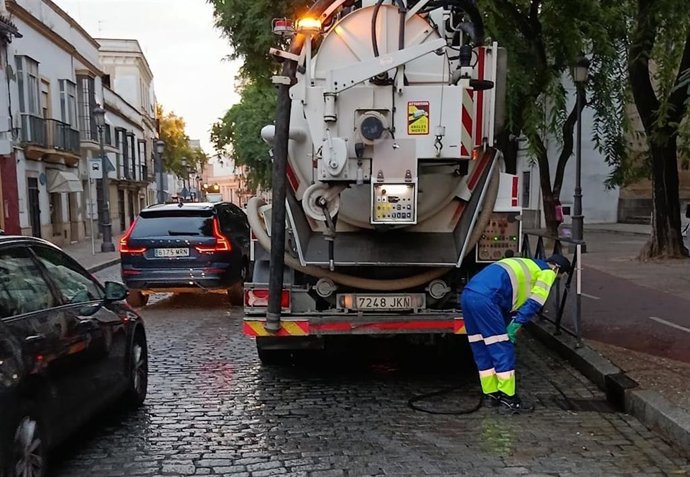 Un operario de Aquajerez en las tareas de limpieza de alcantarillas e imbornales ante la previsión de lluvias.
