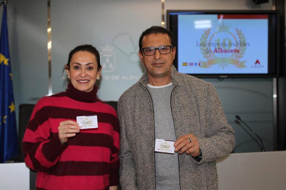 La edil de Turismo de Albacete, Rosa González de la Aleja, presenta la tarjeta gratuita 'Imprescindibles'.