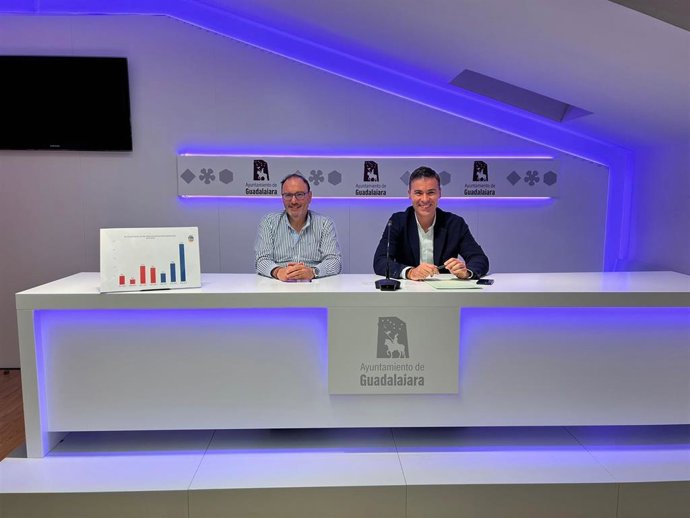 El concejal de Participación Ciudadana, Roberto Narro, y el concejal de Barrios, David García.