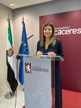 La concejala de Asuntos Sociales de Cáceres, Encarna Solís, en rueda de prensa