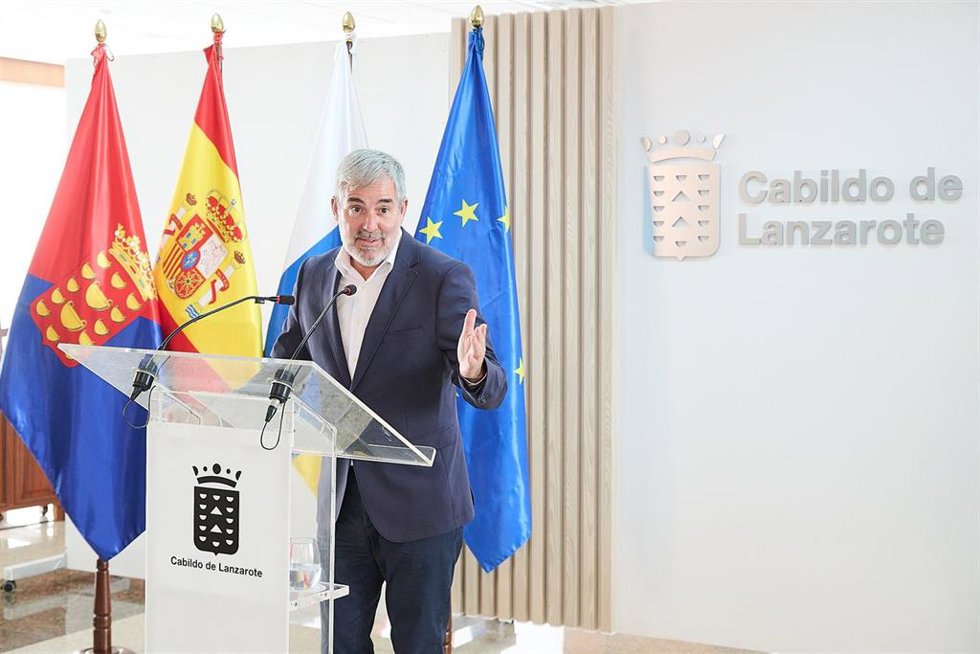 Archivo - El presidente de Canarias, Fernando Clavijo, durante una rueda de prensa tras una reunión, en el Cabildo de Lanzarote, a 18 de agosto de 2025, en Lanzarote, Canarias (España). La reunión ha tenido lugar, aprovechando la estancia veraniega de S