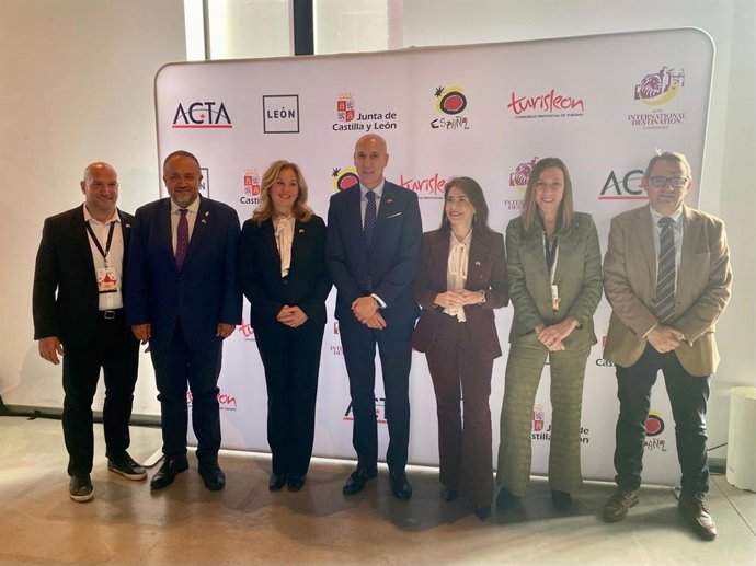El presidente de la Diputación de León, Gerardo Álvarez Courel (segundo por la izquierda) y el alcalde de León, José Antonio Diez (centro), junto a otros representantes en la inauguración de la convención de turismo internacional de ACTA.