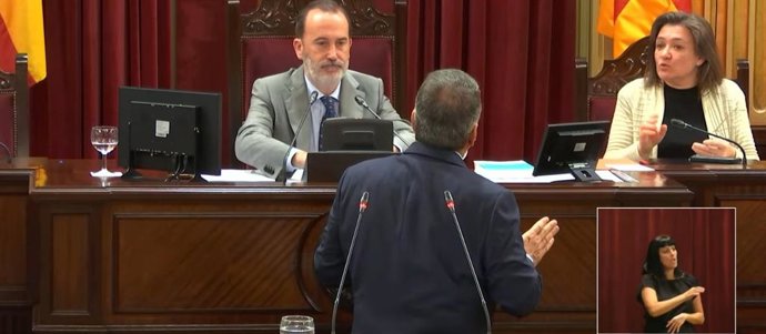 Jordi López (PP) abandona el atril en el pleno tras enzarzarse con Mercedes Garrido por hablar durante su intervención