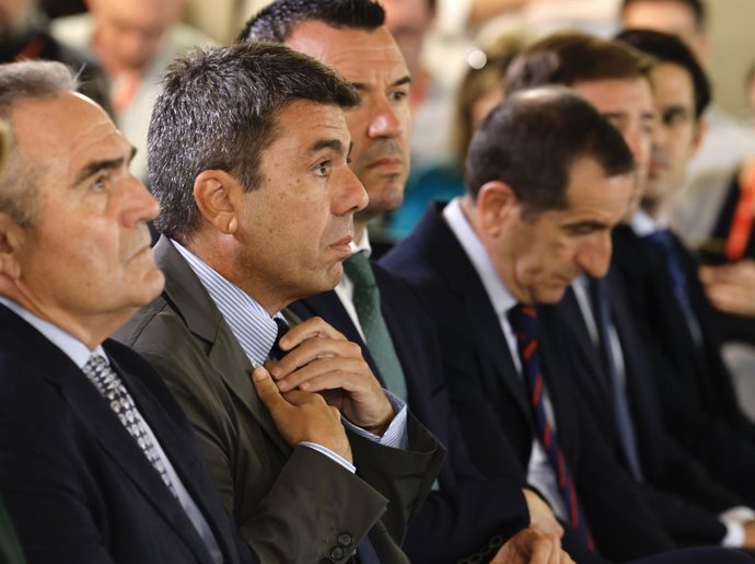 El president de la Generalitat, Carlos Mazón, durant l'acte de la firma del conveni entre la Generalitat, la Diputació de València i la Federació Valenciana de Municipis i Províncies (FVMP) per a agilitar l'engegada del Pla Endavant