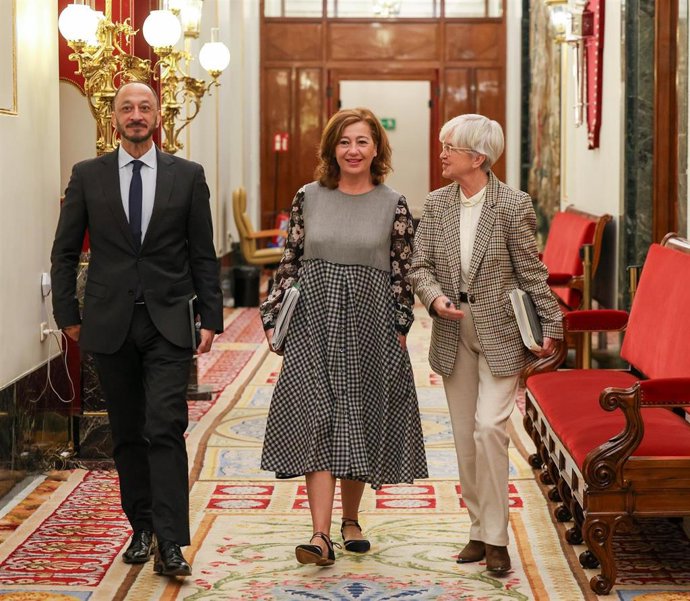 (I-D) El vicepresidente de la Mesa del Congreso, Alfonso Rodríguez de Celis, la presidenta de la mesa del Congreso, Francina Armengol y la secretaria segunda de la Mesa del Congreso, Isaura Leal Fernández, a su llegada a la reunión de la Mesa del Congreso