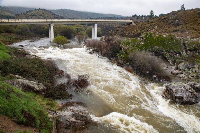 Archivo - Vista del río Alberche a su paso por El Tiemblo, a 19 de marzo de 2025, en Ávila, Castilla y León (España). El embalse de Burguillo sigue desembalsando agua con dos compuertas abiertas para mantener los niveles alrededor del 80%.