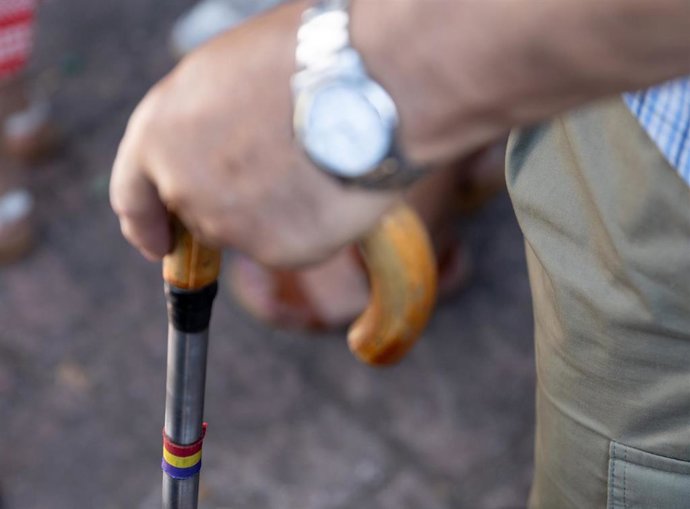 Archivo - Un señor sostiene un bastón, en el Cementerio del Este, a 5 de agosto de 2025, en Madrid (España). Imagen de Archivo 