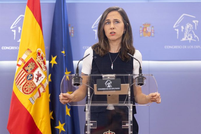 A porta-voz do Podemos no Congresso, Ione Belarra, durante uma coletiva de imprensa antes da Reunião de Porta-vozes, no Congresso dos Deputados, em 7 de outubro de 2025, em Madri (Espanha).