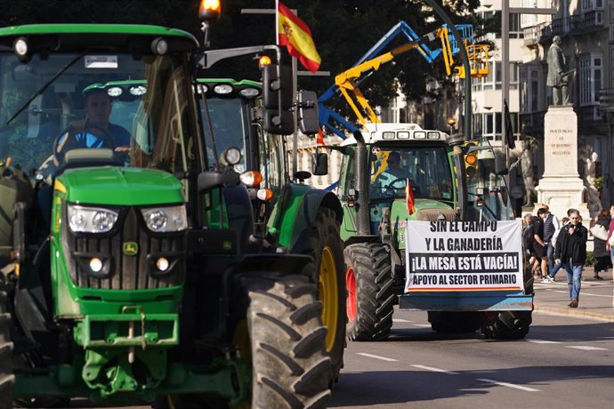 Archivo - Imagen de archivo de agricultores concentrados con sus tractores como protesta en el Paseo del Parque. A 21 de febrero de 2024, en Málaga (Andalucía, España)