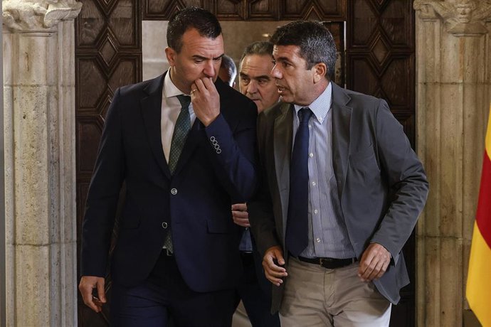 El president de la Generalitat Valenciana, Carlos Mazón, y el presidente de la Diputación de Valencia, Vicent Mompó, presiden la firma del convenio entre la Generalitat, la Diputación de Valencia y la Federación Valenciana de Municipios y Provincias (FVMP