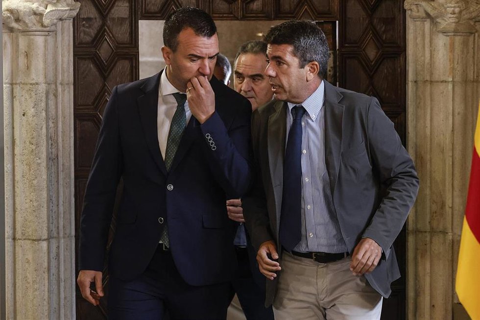 El president de la Generalitat Valenciana, Carlos Mazón, y el presidente de la Diputación de Valencia, Vicent Mompó, presiden la firma del convenio entre la Generalitat, la Diputación de Valencia y la Federación Valenciana de Municipios y Provincias (FV
