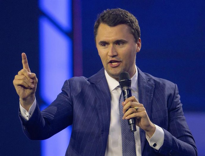 Archivo - FILED - 19 December 2024, US, Phoenix: Charlie Kirk speaks on Day One of Turning Point USA's AmericaFest 2024 in Phoenix. Trump ally CHARLIE KIRK was shot at an event in Utah, a source familiar with the matter says. Photo: Brian Cahn/ZUMA Press 