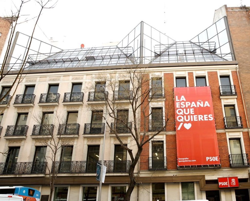 Archivo - Lona con un lema electoral del PSOE desplegada en la fachada de la sede principal del partido en la calle Ferraz, en Madrid (España).