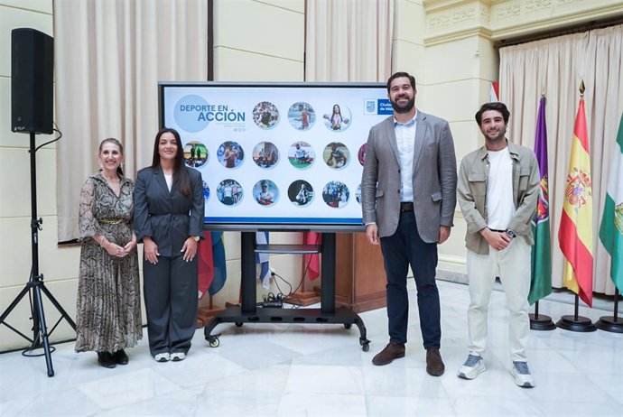 Los concejales delegados de Deporte y Educación, Borja Vivas y María Paz Flores, respectivamente, junto a la campeona del mundo y ganadora de la Grand Winner en la Premier League de kárate, María Torres, y el triatleta Alberto González
