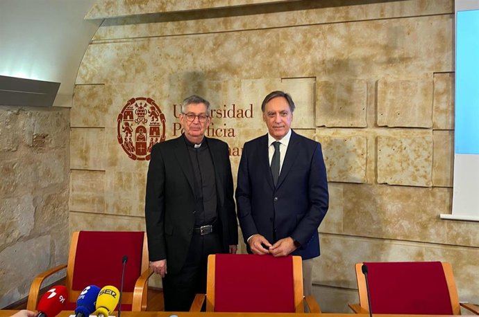 El alcalde de Salamanca, Carlos García Carbayo y el rector de la Universidad Pontificia, Santiago García-Jalón,durante la presentación de la intervención en Scala Coeli.