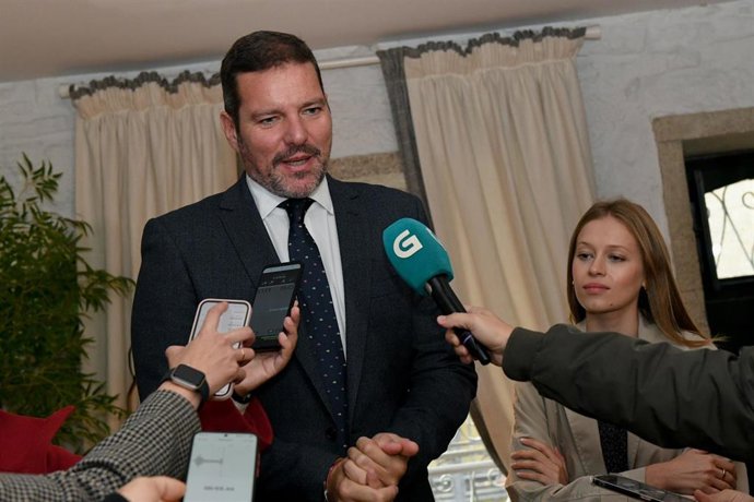 El conselleiro de Cultura, Lingua e Xuventude, José López Campos, visita la tienda Myka.